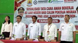 Wakil Bupati Cirebon Agus Kurniawan Budiman (tengah) bersama jajaran Dinas Ketenagakerjaan Kabupaten Cirebon dan BPJS Ketenagakerjaan membuka sosialisasi tata cara aman bekerja ke luar negeri bagi 100 calon Pekerja Migran Indonesia (PMI) di Kecamatan Pabedilan, Kabupaten Cirebon, Rabu (23/9/2026). Foto: Dok. Disnaker Kabupaten Cirebon.