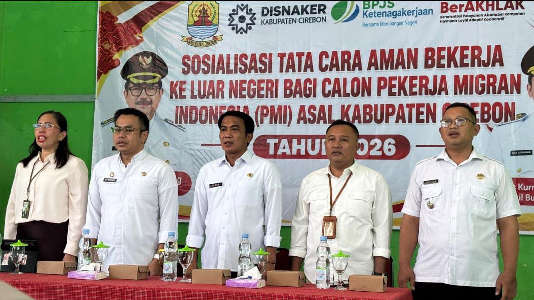 Wakil Bupati Cirebon Agus Kurniawan Budiman (tengah) bersama jajaran Dinas Ketenagakerjaan Kabupaten Cirebon dan BPJS Ketenagakerjaan membuka sosialisasi tata cara aman bekerja ke luar negeri bagi 100 calon Pekerja Migran Indonesia (PMI) di Kecamatan Pabedilan, Kabupaten Cirebon, Rabu (23/9/2026). Foto: Dok. Disnaker Kabupaten Cirebon.
