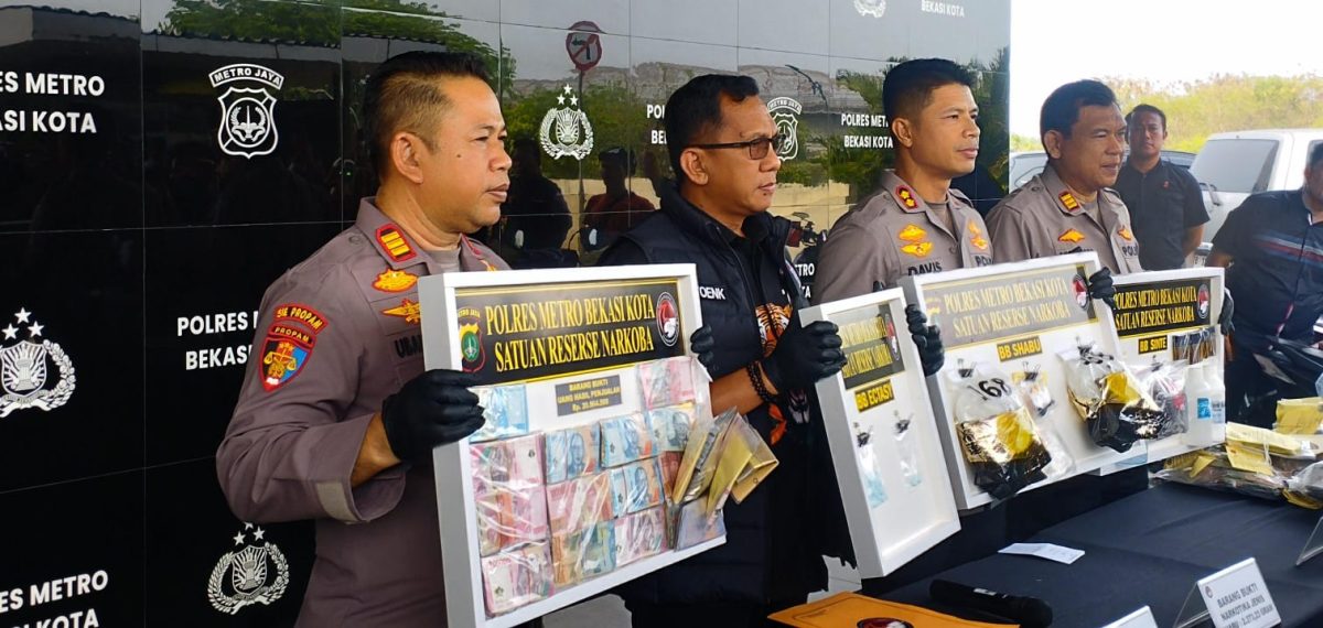 Wakapolres Metro Bekasi Kota AKBP Davis Busin Siswara saat memimpin konferensi pers pengungkapan kasus narkotika dan obat-obatan keras dalam Operasi Nila Jaya, Rabu (23/9/2026). Polisi mengamankan 74 tersangka dan menyita 49.119 butir obat keras serta berbagai barang bukti narkotika