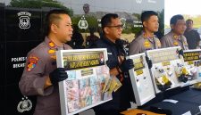 Wakapolres Metro Bekasi Kota AKBP Davis Busin Siswara saat memimpin konferensi pers pengungkapan kasus narkotika dan obat-obatan keras dalam Operasi Nila Jaya, Rabu (23/9/2026). Polisi mengamankan 74 tersangka dan menyita 49.119 butir obat keras serta berbagai barang bukti narkotika