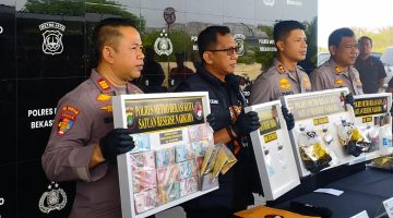 Wakapolres Metro Bekasi Kota AKBP Davis Busin Siswara saat memimpin konferensi pers pengungkapan kasus narkotika dan obat-obatan keras dalam Operasi Nila Jaya, Rabu (23/9/2026). Polisi mengamankan 74 tersangka dan menyita 49.119 butir obat keras serta berbagai barang bukti narkotika