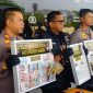 Wakapolres Metro Bekasi Kota AKBP Davis Busin Siswara saat memimpin konferensi pers pengungkapan kasus narkotika dan obat-obatan keras dalam Operasi Nila Jaya, Rabu (23/9/2026). Polisi mengamankan 74 tersangka dan menyita 49.119 butir obat keras serta berbagai barang bukti narkotika