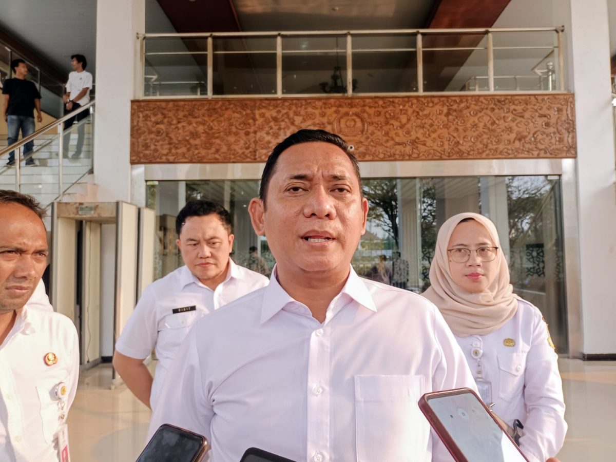 Plt Bupati Bekasi Asep Surya Atmaja saat memberikan keterangan kepada awak media usai menghadiri Rapat Paripurna DPRD Kabupaten Bekasi di Cikarang Pusat, Rabu (23/9/2026).