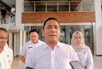 Plt Bupati Bekasi Asep Surya Atmaja saat memberikan keterangan kepada awak media usai menghadiri Rapat Paripurna DPRD Kabupaten Bekasi di Cikarang Pusat, Rabu (23/9/2026).