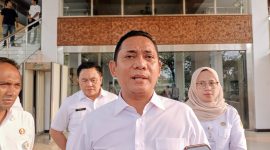 Plt Bupati Bekasi Asep Surya Atmaja saat memberikan keterangan kepada awak media usai menghadiri Rapat Paripurna DPRD Kabupaten Bekasi di Cikarang Pusat, Rabu (23/9/2026).