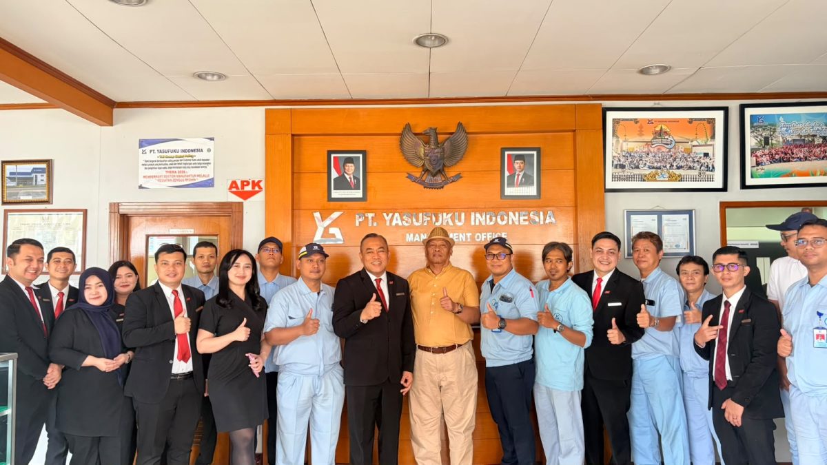 Tim Grand Zuri Jababeka bersama perwakilan corporate partner berfoto bersama dalam kegiatan Coffee Morning di PT Yasufuku Indonesia, Cikarang, Kamis (24/9/2026). Kegiatan tersebut menjadi ajang silaturahmi sekaligus mempererat komunikasi dan kerja sama antara Grand Zuri Jababeka dengan para mitra corporate.