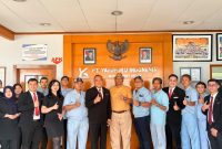 Tim Grand Zuri Jababeka bersama perwakilan corporate partner berfoto bersama dalam kegiatan Coffee Morning di PT Yasufuku Indonesia, Cikarang, Kamis (24/9/2026). Kegiatan tersebut menjadi ajang silaturahmi sekaligus mempererat komunikasi dan kerja sama antara Grand Zuri Jababeka dengan para mitra corporate.