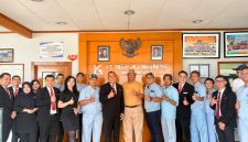 Tim Grand Zuri Jababeka bersama perwakilan corporate partner berfoto bersama dalam kegiatan Coffee Morning di PT Yasufuku Indonesia, Cikarang, Kamis (24/9/2026). Kegiatan tersebut menjadi ajang silaturahmi sekaligus mempererat komunikasi dan kerja sama antara Grand Zuri Jababeka dengan para mitra corporate.