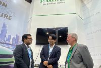 President Director PT Schaeffler Solutions Indonesia, Craig Edwards (kiri), President Vehicle Lifetime Solutions Japan & Southeast Asia, Chatchawan (Kai) Somjeen (tengah), dan Head of Global Two-wheeler Service Business Vehicle Lifetime Solutions Asia Pacific, Gaurav Mishra (kanan), saat berbincang di booth Schaeffler pada Automechanika Jakarta 2026. Dalam ajang tersebut, Schaeffler memperkenalkan lini produk aftermarket berbasis Original Equipment (OE) untuk kendaraan roda dua serta menampilkan solusi aftermarket untuk kendaraan penumpang, kendaraan komersial, dan traktor.