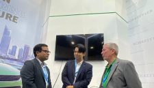 President Director PT Schaeffler Solutions Indonesia, Craig Edwards (kiri), President Vehicle Lifetime Solutions Japan & Southeast Asia, Chatchawan (Kai) Somjeen (tengah), dan Head of Global Two-wheeler Service Business Vehicle Lifetime Solutions Asia Pacific, Gaurav Mishra (kanan), saat berbincang di booth Schaeffler pada Automechanika Jakarta 2026. Dalam ajang tersebut, Schaeffler memperkenalkan lini produk aftermarket berbasis Original Equipment (OE) untuk kendaraan roda dua serta menampilkan solusi aftermarket untuk kendaraan penumpang, kendaraan komersial, dan traktor.