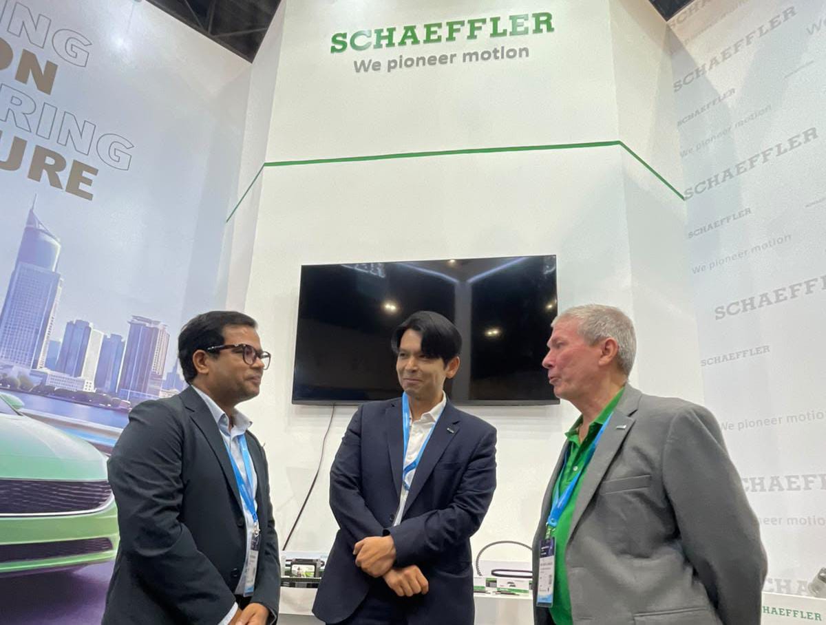 President Director PT Schaeffler Solutions Indonesia, Craig Edwards (kiri), President Vehicle Lifetime Solutions Japan & Southeast Asia, Chatchawan (Kai) Somjeen (tengah), dan Head of Global Two-wheeler Service Business Vehicle Lifetime Solutions Asia Pacific, Gaurav Mishra (kanan), saat berbincang di booth Schaeffler pada Automechanika Jakarta 2026. Dalam ajang tersebut, Schaeffler memperkenalkan lini produk aftermarket berbasis Original Equipment (OE) untuk kendaraan roda dua serta menampilkan solusi aftermarket untuk kendaraan penumpang, kendaraan komersial, dan traktor.