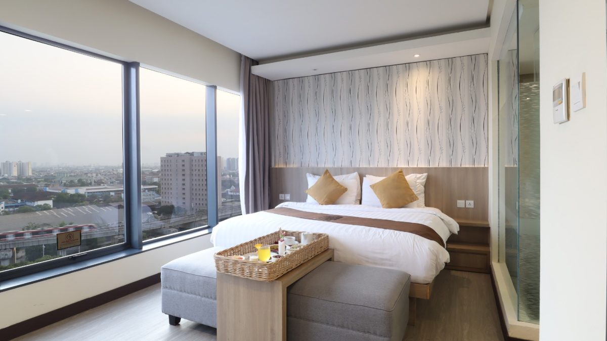 Vasaka Hotel Jakarta menghadirkan promo “Lazy Morning, Perfect Breakfast” yang memungkinkan tamu menikmati sarapan langsung di kamar sambil menikmati pemandangan Kota Jakarta.