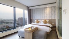 Vasaka Hotel Jakarta menghadirkan promo “Lazy Morning, Perfect Breakfast” yang memungkinkan tamu menikmati sarapan langsung di kamar sambil menikmati pemandangan Kota Jakarta.