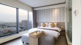 Vasaka Hotel Jakarta menghadirkan promo “Lazy Morning, Perfect Breakfast” yang memungkinkan tamu menikmati sarapan langsung di kamar sambil menikmati pemandangan Kota Jakarta.
