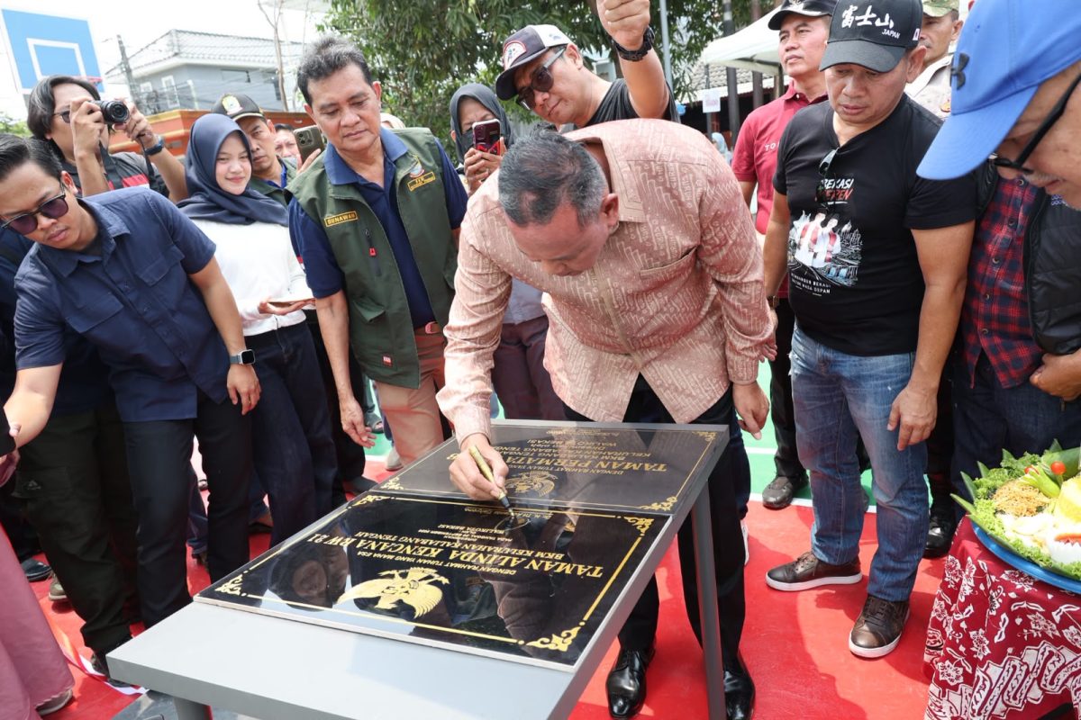 Wali Kota Bekasi Tri Adhianto menandatangani prasasti peresmian ruang terbuka hijau (RTH) di Perumahan Alinda Kencana Permai 1, Kelurahan Kaliabang Tengah, Kecamatan Bekasi Utara, Sabtu (26/9/2026). RTH tersebut dilengkapi fasilitas bermain anak, lapangan badminton, dan mini basket untuk menunjang aktivitas warga.