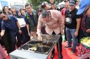 Wali Kota Bekasi Tri Adhianto menandatangani prasasti peresmian ruang terbuka hijau (RTH) di Perumahan Alinda Kencana Permai 1, Kelurahan Kaliabang Tengah, Kecamatan Bekasi Utara, Sabtu (26/9/2026). RTH tersebut dilengkapi fasilitas bermain anak, lapangan badminton, dan mini basket untuk menunjang aktivitas warga.