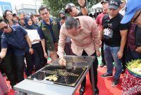 Wali Kota Bekasi Tri Adhianto menandatangani prasasti peresmian ruang terbuka hijau (RTH) di Perumahan Alinda Kencana Permai 1, Kelurahan Kaliabang Tengah, Kecamatan Bekasi Utara, Sabtu (26/9/2026). RTH tersebut dilengkapi fasilitas bermain anak, lapangan badminton, dan mini basket untuk menunjang aktivitas warga.