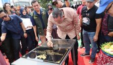 Wali Kota Bekasi Tri Adhianto menandatangani prasasti peresmian ruang terbuka hijau (RTH) di Perumahan Alinda Kencana Permai 1, Kelurahan Kaliabang Tengah, Kecamatan Bekasi Utara, Sabtu (26/9/2026). RTH tersebut dilengkapi fasilitas bermain anak, lapangan badminton, dan mini basket untuk menunjang aktivitas warga.