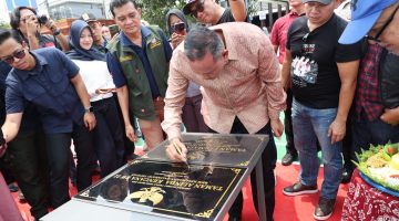 Wali Kota Bekasi Tri Adhianto menandatangani prasasti peresmian ruang terbuka hijau (RTH) di Perumahan Alinda Kencana Permai 1, Kelurahan Kaliabang Tengah, Kecamatan Bekasi Utara, Sabtu (26/9/2026). RTH tersebut dilengkapi fasilitas bermain anak, lapangan badminton, dan mini basket untuk menunjang aktivitas warga.