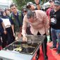 Wali Kota Bekasi Tri Adhianto menandatangani prasasti peresmian ruang terbuka hijau (RTH) di Perumahan Alinda Kencana Permai 1, Kelurahan Kaliabang Tengah, Kecamatan Bekasi Utara, Sabtu (26/9/2026). RTH tersebut dilengkapi fasilitas bermain anak, lapangan badminton, dan mini basket untuk menunjang aktivitas warga.
