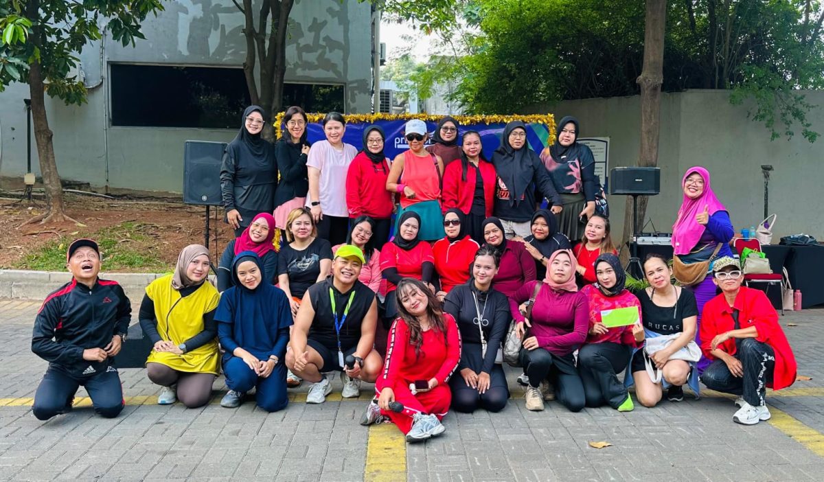 Peserta berfoto bersama usai mengikuti kegiatan Zumba bertajuk “Move Your Body, Boost Your Mood” yang digelar PrimeBiz Hotel Cikarang menjelang anniversary ke-12. Kegiatan ini menjadi bagian dari ajakan hidup sehat sekaligus mempererat kebersamaan dengan masyarakat, komunitas, corporate, dan stakeholder.