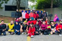 Peserta berfoto bersama usai mengikuti kegiatan Zumba bertajuk “Move Your Body, Boost Your Mood” yang digelar PrimeBiz Hotel Cikarang menjelang anniversary ke-12. Kegiatan ini menjadi bagian dari ajakan hidup sehat sekaligus mempererat kebersamaan dengan masyarakat, komunitas, corporate, dan stakeholder.
