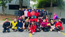 Peserta berfoto bersama usai mengikuti kegiatan Zumba bertajuk “Move Your Body, Boost Your Mood” yang digelar PrimeBiz Hotel Cikarang menjelang anniversary ke-12. Kegiatan ini menjadi bagian dari ajakan hidup sehat sekaligus mempererat kebersamaan dengan masyarakat, komunitas, corporate, dan stakeholder.