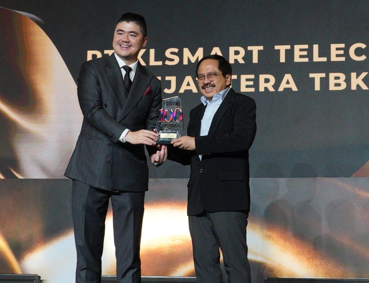 Direktur & Chief Regulatory Officer XLSMART, Merza Fachys, menerima penghargaan Fortune Indonesia 100 2026 sebagai bagian dari pengakuan atas kinerja bisnis perusahaan. XLSMART menempati peringkat ke-29 dalam daftar Fortune Indonesia 100 2026.