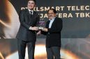 Direktur & Chief Regulatory Officer XLSMART, Merza Fachys, menerima penghargaan Fortune Indonesia 100 2026 sebagai bagian dari pengakuan atas kinerja bisnis perusahaan. XLSMART menempati peringkat ke-29 dalam daftar Fortune Indonesia 100 2026.