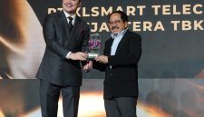 Direktur & Chief Regulatory Officer XLSMART, Merza Fachys, menerima penghargaan Fortune Indonesia 100 2026 sebagai bagian dari pengakuan atas kinerja bisnis perusahaan. XLSMART menempati peringkat ke-29 dalam daftar Fortune Indonesia 100 2026.