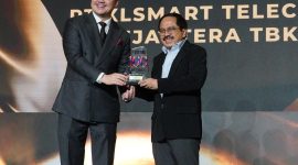 Direktur & Chief Regulatory Officer XLSMART, Merza Fachys, menerima penghargaan Fortune Indonesia 100 2026 sebagai bagian dari pengakuan atas kinerja bisnis perusahaan. XLSMART menempati peringkat ke-29 dalam daftar Fortune Indonesia 100 2026.