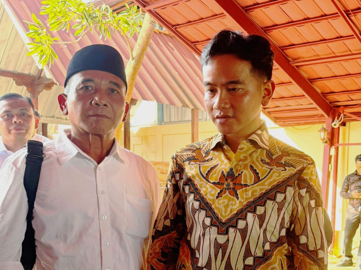 Koordinator Wilayah Bolone Mase Cirebon Raya, Moh Bisri Robis, bersama Wakil Presiden Gibran Rakabuming Raka. Dok. Pribadi.
