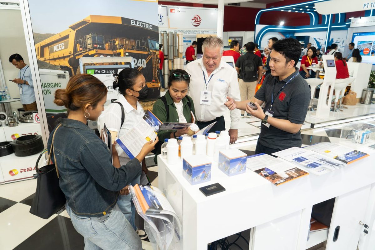 Pengunjung berdiskusi dengan perwakilan eksibitor di salah satu stan GIFA dan METEC Indonesia 2026 di JIExpo Kemayoran, Jakarta. Pameran ini mempertemukan pelaku industri dari berbagai negara untuk memperkenalkan teknologi dan solusi terbaru di bidang metalurgi, pengecoran logam, efisiensi energi, dan pemrosesan logam.