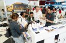 Pengunjung berdiskusi dengan perwakilan eksibitor di salah satu stan GIFA dan METEC Indonesia 2026 di JIExpo Kemayoran, Jakarta. Pameran ini mempertemukan pelaku industri dari berbagai negara untuk memperkenalkan teknologi dan solusi terbaru di bidang metalurgi, pengecoran logam, efisiensi energi, dan pemrosesan logam.
