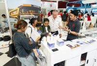 Pengunjung berdiskusi dengan perwakilan eksibitor di salah satu stan GIFA dan METEC Indonesia 2026 di JIExpo Kemayoran, Jakarta. Pameran ini mempertemukan pelaku industri dari berbagai negara untuk memperkenalkan teknologi dan solusi terbaru di bidang metalurgi, pengecoran logam, efisiensi energi, dan pemrosesan logam.