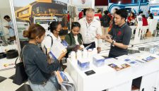 Pengunjung berdiskusi dengan perwakilan eksibitor di salah satu stan GIFA dan METEC Indonesia 2026 di JIExpo Kemayoran, Jakarta. Pameran ini mempertemukan pelaku industri dari berbagai negara untuk memperkenalkan teknologi dan solusi terbaru di bidang metalurgi, pengecoran logam, efisiensi energi, dan pemrosesan logam.