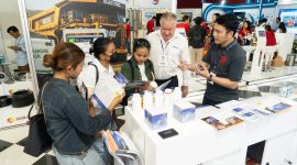 Pengunjung berdiskusi dengan perwakilan eksibitor di salah satu stan GIFA dan METEC Indonesia 2026 di JIExpo Kemayoran, Jakarta. Pameran ini mempertemukan pelaku industri dari berbagai negara untuk memperkenalkan teknologi dan solusi terbaru di bidang metalurgi, pengecoran logam, efisiensi energi, dan pemrosesan logam.