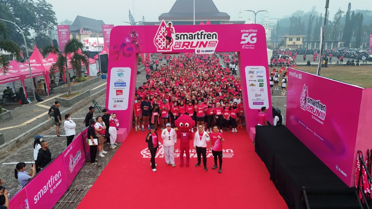 Ribuan peserta mengikuti SMARTFREN FUN RUN 5G Palembang 2026 di halaman Kantor DPRD Provinsi Sumatera Selatan, Minggu (27/9/2026). Kegiatan yang diikuti lebih dari 1.000 peserta ini menghadirkan Fun Run 5K, hiburan, serta berbagai aktivitas bagi masyarakat.