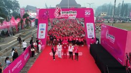 Ribuan peserta mengikuti SMARTFREN FUN RUN 5G Palembang 2026 di halaman Kantor DPRD Provinsi Sumatera Selatan, Minggu (27/9/2026). Kegiatan yang diikuti lebih dari 1.000 peserta ini menghadirkan Fun Run 5K, hiburan, serta berbagai aktivitas bagi masyarakat.