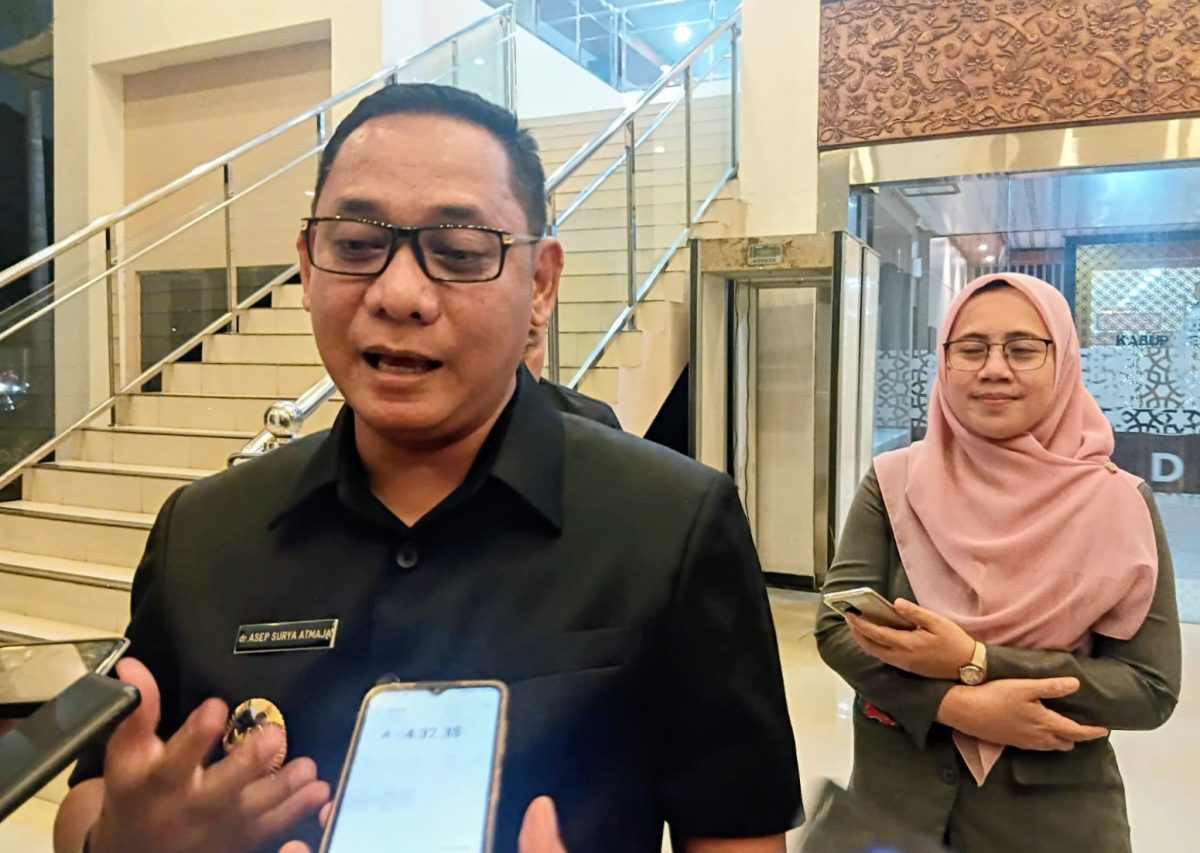 Plt Bupati Bekasi Asep Surya Atmaja saat menyampaikan penjelasan terkait perubahan APBD Kabupaten Bekasi 2026, termasuk tambahan anggaran kesehatan dan BPJS PBI, Selasa (29/9/2026).