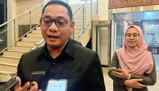 Plt Bupati Bekasi Asep Surya Atmaja saat menyampaikan penjelasan terkait perubahan APBD Kabupaten Bekasi 2026, termasuk tambahan anggaran kesehatan dan BPJS PBI, Selasa (29/9/2026).