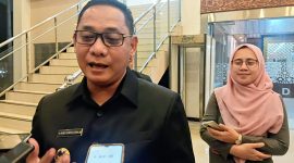 Plt Bupati Bekasi Asep Surya Atmaja saat menyampaikan penjelasan terkait perubahan APBD Kabupaten Bekasi 2026, termasuk tambahan anggaran kesehatan dan BPJS PBI, Selasa (29/9/2026).