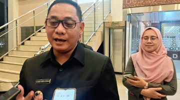 Plt Bupati Bekasi Asep Surya Atmaja saat menyampaikan penjelasan terkait perubahan APBD Kabupaten Bekasi 2026, termasuk tambahan anggaran kesehatan dan BPJS PBI, Selasa (29/9/2026).