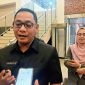 Plt Bupati Bekasi Asep Surya Atmaja saat menyampaikan penjelasan terkait perubahan APBD Kabupaten Bekasi 2026, termasuk tambahan anggaran kesehatan dan BPJS PBI, Selasa (29/9/2026).