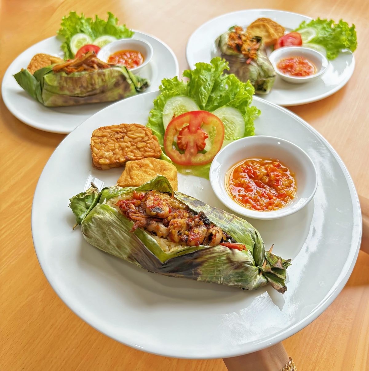 Menu Nasi Bakaran dengan pilihan Ayam Kemangi, Teri Kacang, dan Cumi yang dihadirkan FOX Lite Hotel Cikarang, lengkap dengan pelengkap dan free iced tea. /Dok. FOX Lite Hotel Cikarang.