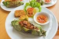 Menu Nasi Bakaran dengan pilihan Ayam Kemangi, Teri Kacang, dan Cumi yang dihadirkan FOX Lite Hotel Cikarang, lengkap dengan pelengkap dan free iced tea. /Dok. FOX Lite Hotel Cikarang.