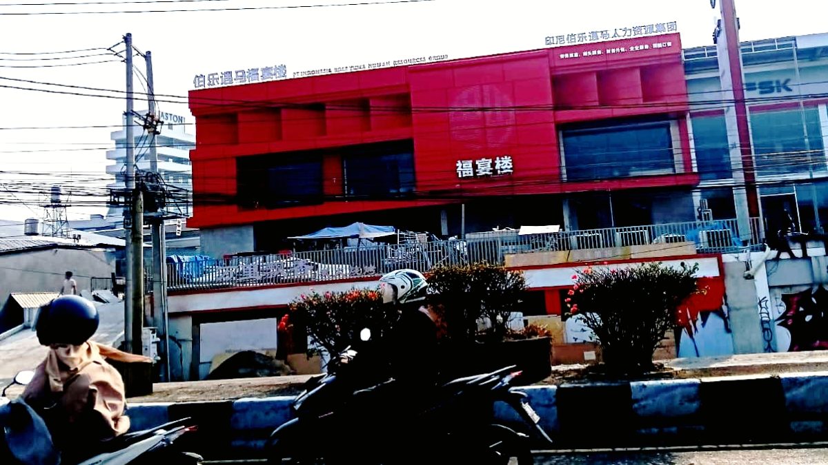 Keterangan foto: Gedung bernuansa merah dengan papan bertuliskan aksara Mandarin di kawasan Bypass Kedawung, Kabupaten Cirebon. /Dok. Pribadi.