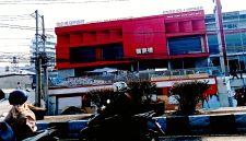 Keterangan foto: Gedung bernuansa merah dengan papan bertuliskan aksara Mandarin di kawasan Bypass Kedawung, Kabupaten Cirebon. /Dok. Pribadi.