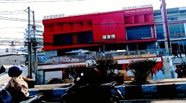 Keterangan foto: Gedung bernuansa merah dengan papan bertuliskan aksara Mandarin di kawasan Bypass Kedawung, Kabupaten Cirebon. /Dok. Pribadi.