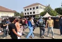 Personel Polres Metro Bekasi mengikuti simulasi pengamanan TPS Pilkades Serentak 2026 di Lapangan Promoter Polres Metro Bekasi, Kamis (17/9/2026). Simulasi digelar untuk mematangkan kesiapan personel dalam mengamankan pelaksanaan Pilkades di 154 desa Kabupaten Bekasi.